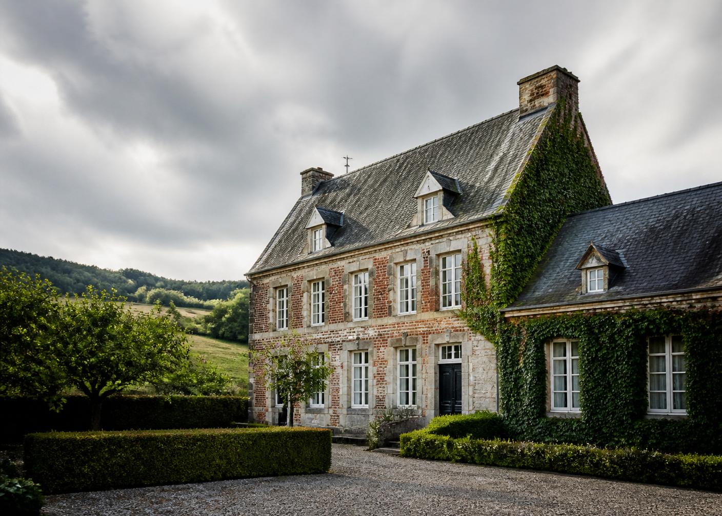 Cottage de maître en brique et pierre bleue, toiture d'ardoise et lierre, dans la campagne wallonne