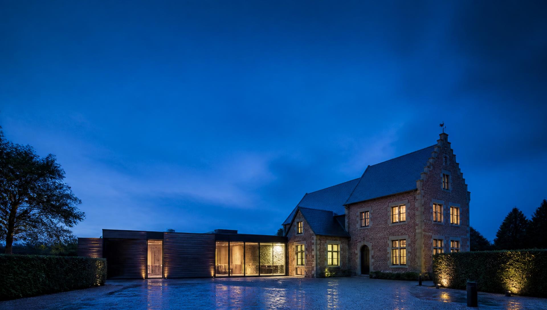 Une demeure intemporelle prolongée par une architecture contemporaine, symbole de l'évolution de la Maison Allen Keapler.